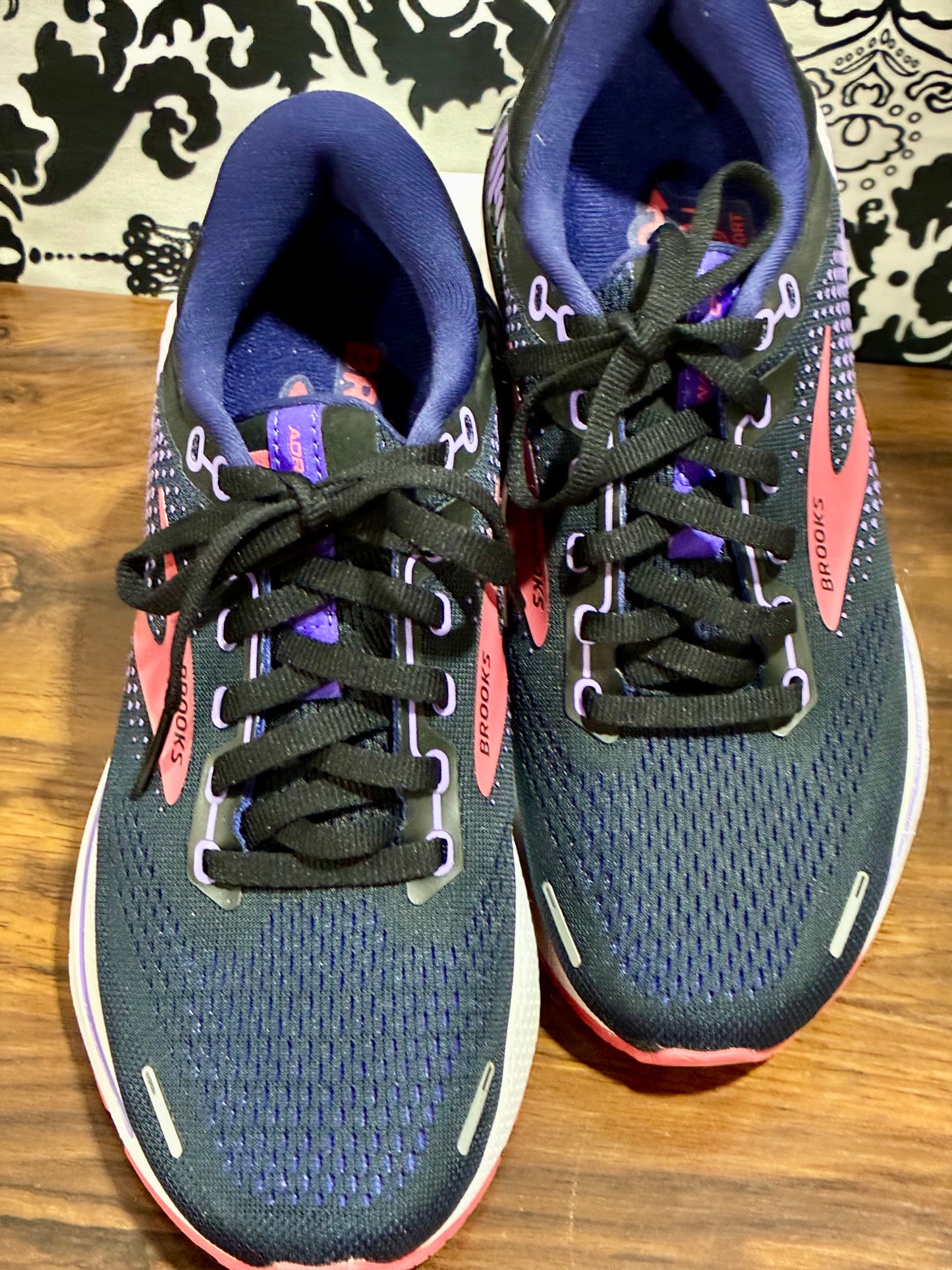 Brooks Adrenaline GTS 22 Womens Running Shoes Size - 7