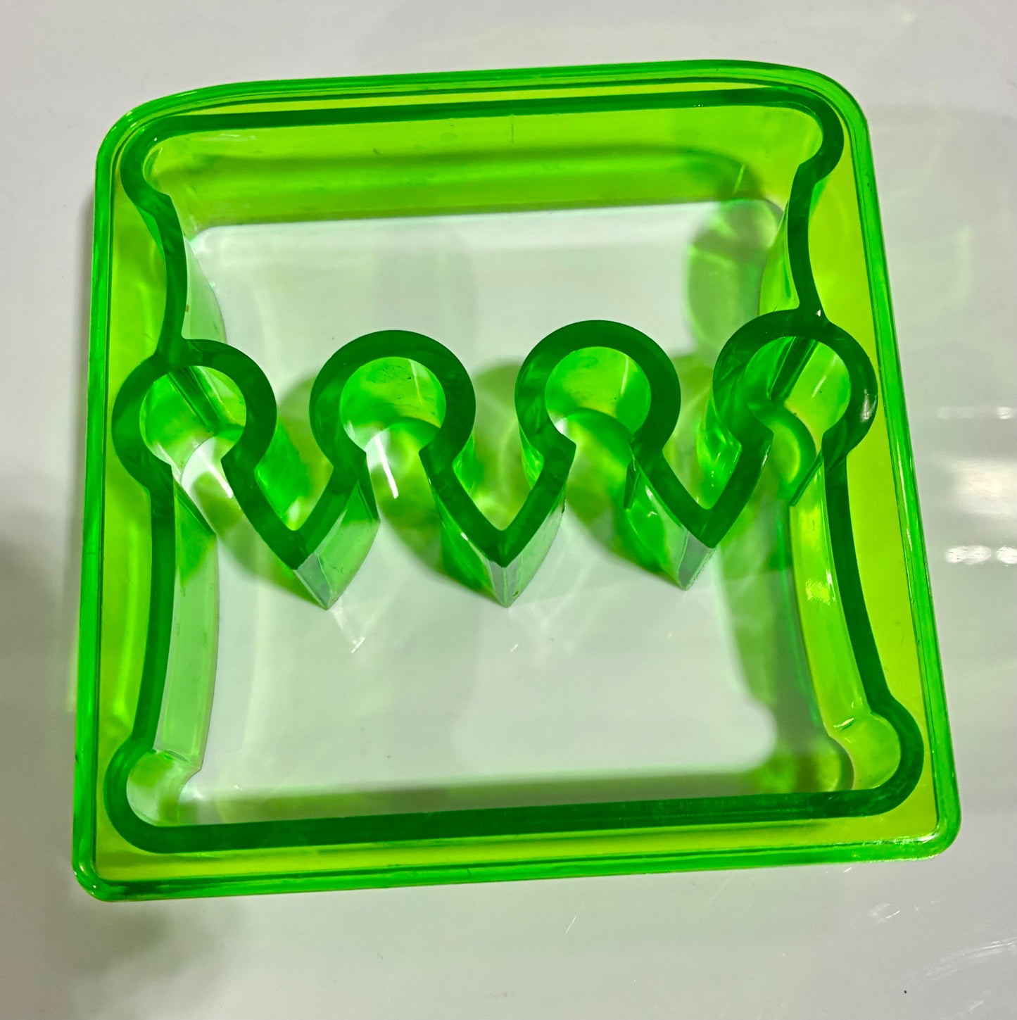 COLORFUL SHAPED SANDWICH CUTTERS