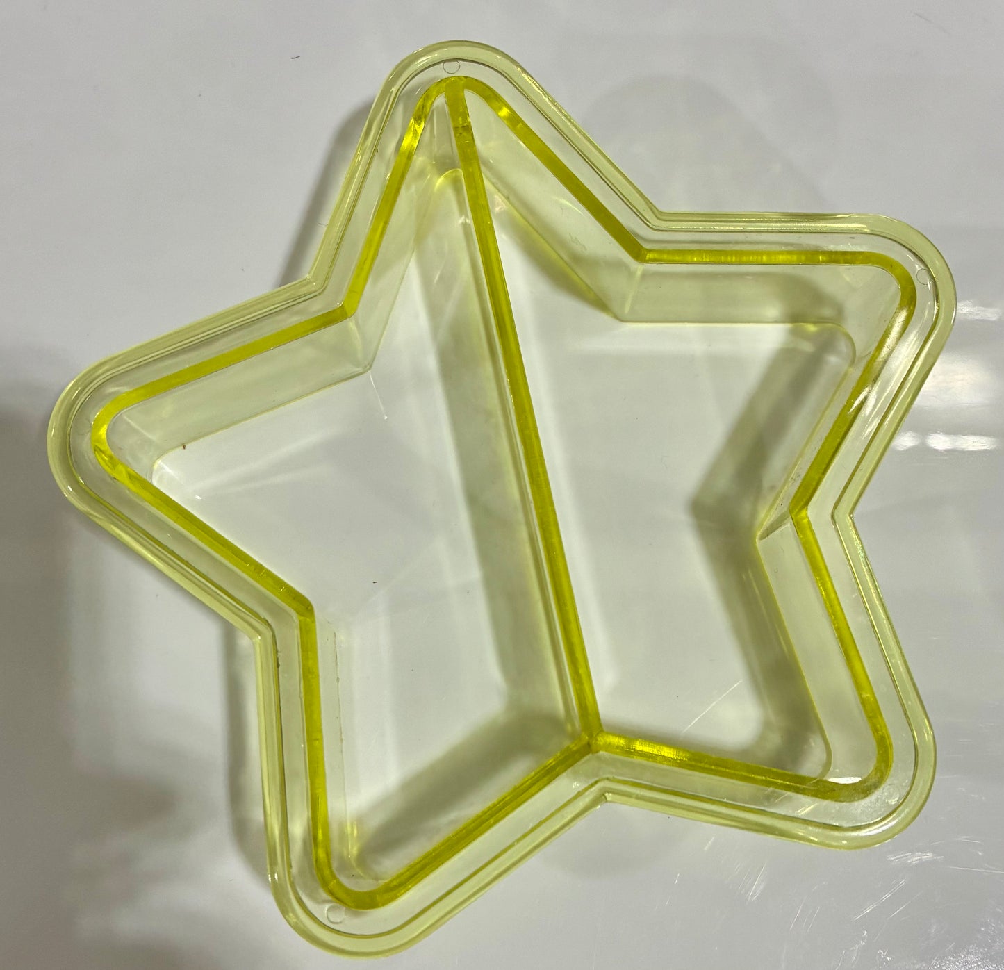 COLORFUL SHAPED SANDWICH CUTTERS